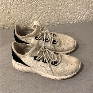 Boys adidas tubulars shoes size: 6